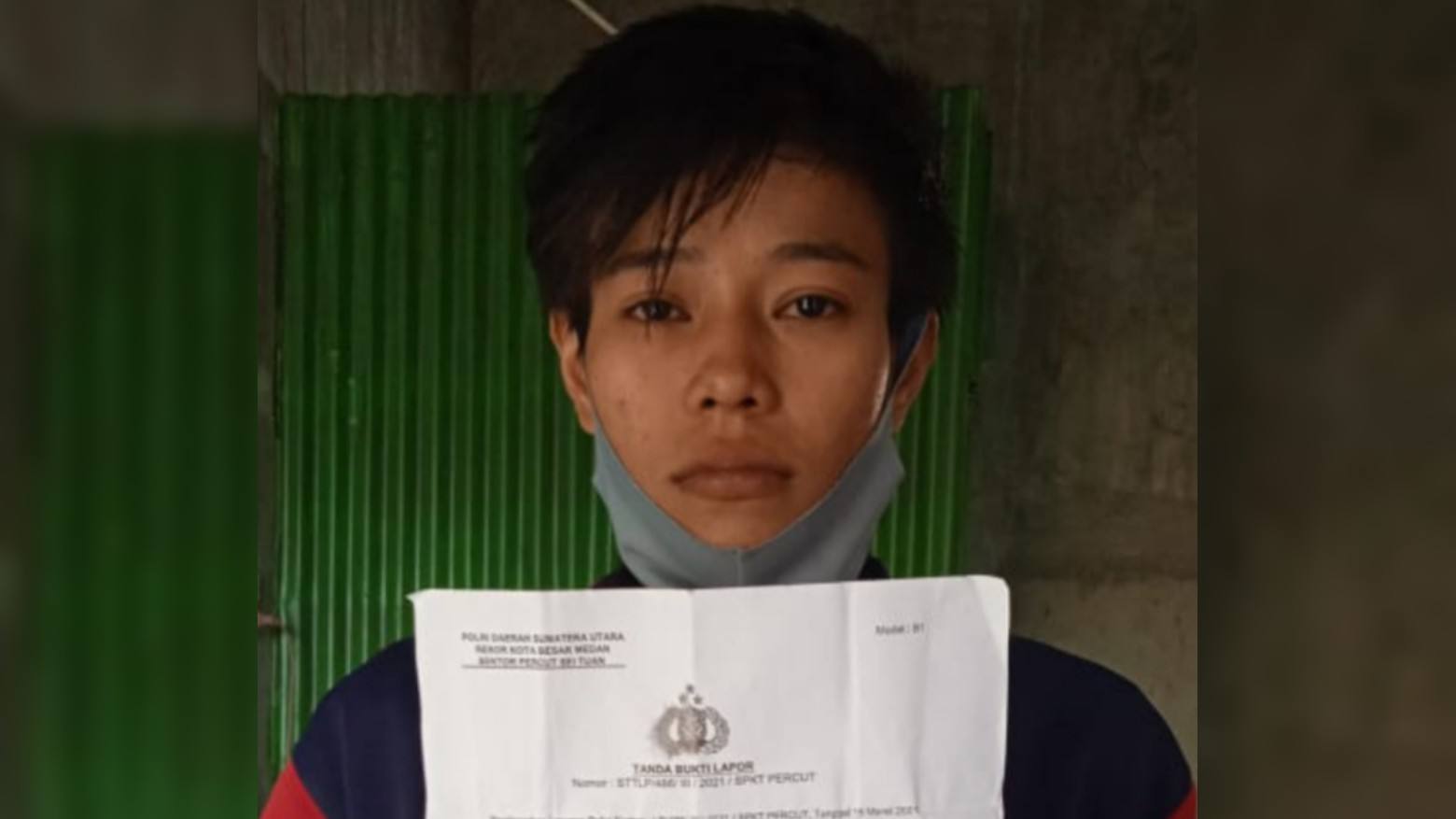 Mery Anggres alias Lina memperlihatkan bukti laporannya di Polsek Percut Sei Tuan. Foto: Ones Lawolo/Telisik