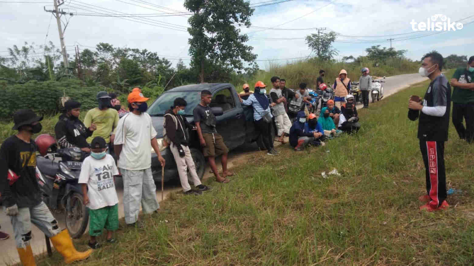 Kabid Tata Lingkungan DLHK, Adi Jaya Purnama (purnama) saat memberikan pengarahan kepada petugas RTH. Foto: Musdar/Telisik