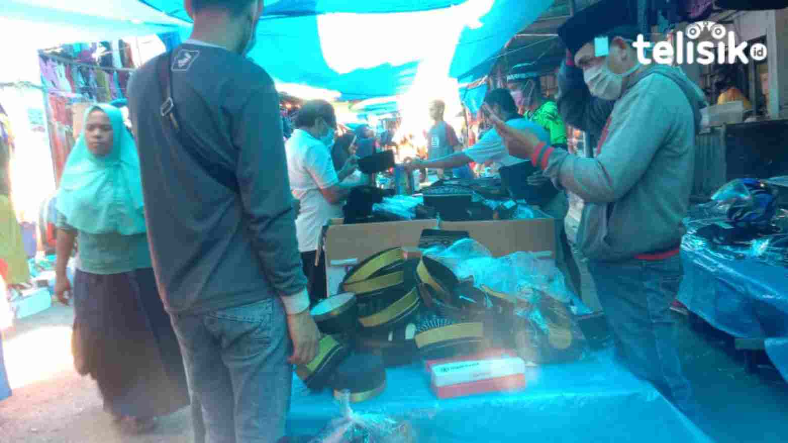 Pedagang kopiah di Pasar Modern Wawotobi, Konawe, ramai pembeli. Foto: Muh. Surya Putra/Telisik