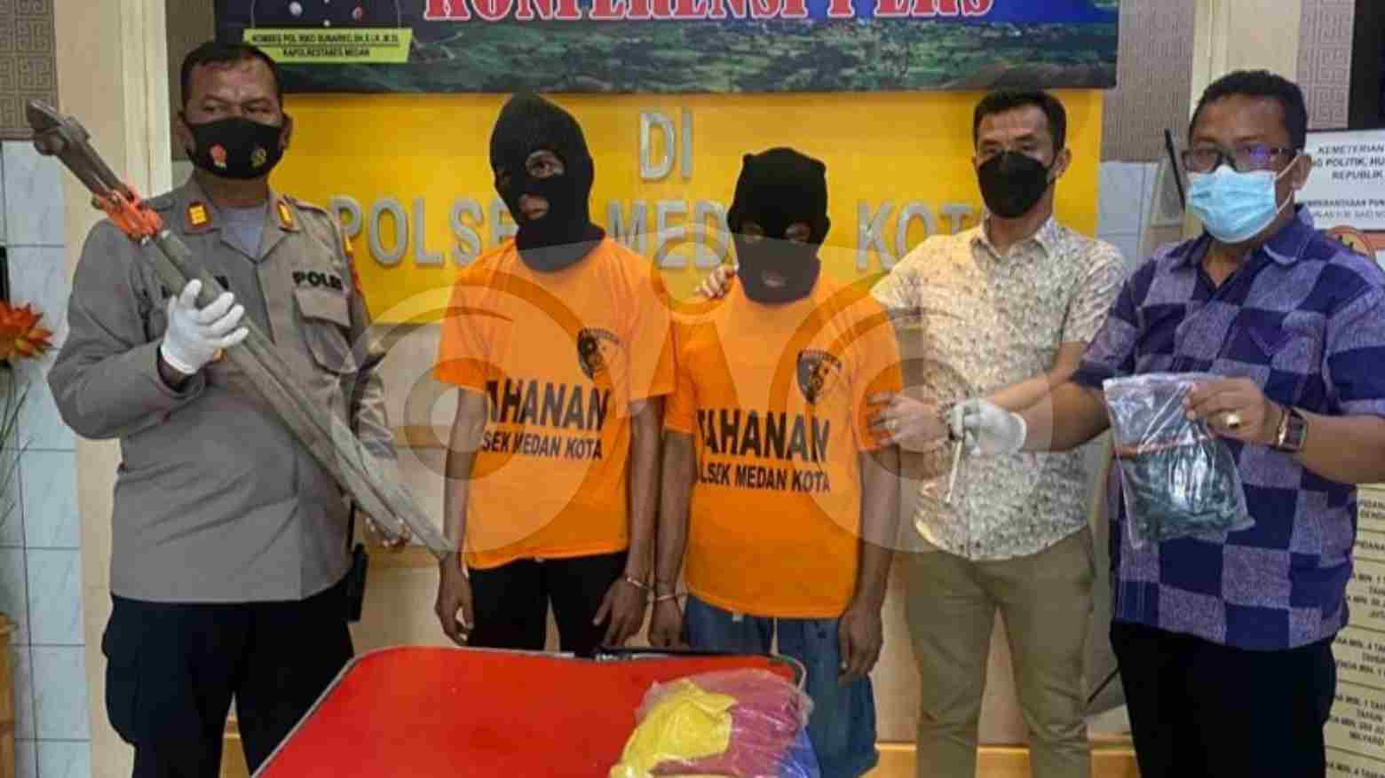 Dua tersangka menunjukkan barang bukti saat konferensi pers di Polsek Medan Kota. Foto: Ones Lawolo/Telisik