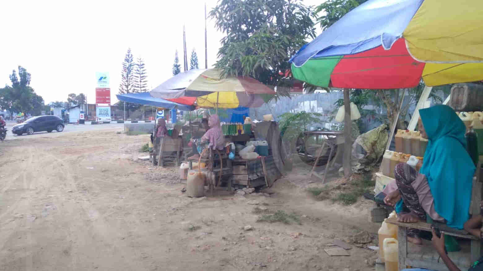 Penjual bensin eceran di sekitar SPBU Anduonohu. Foto: Rizal/Telisik