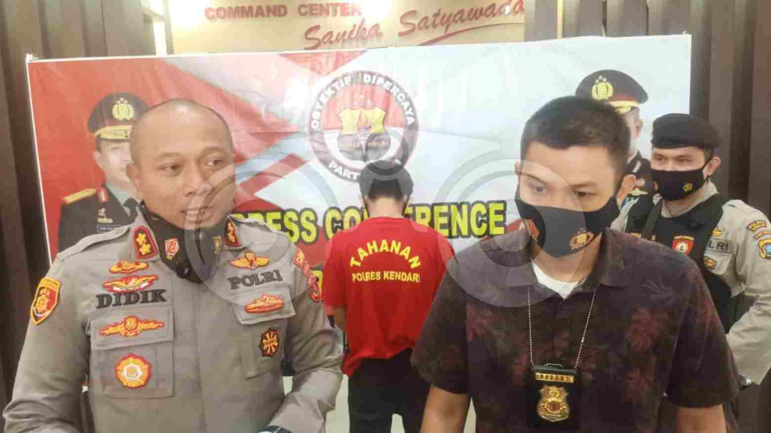 Kapolres Kendari AKBP Didik Erfianto (kiri) saat melakukan konferensi pers. Foto: Eni/Telisik