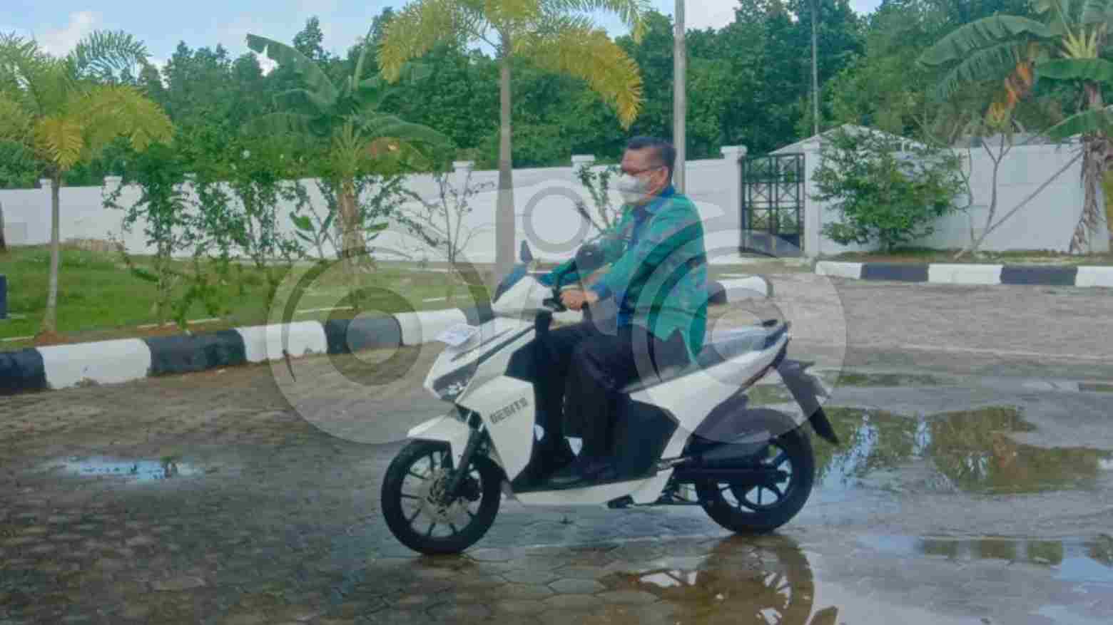 Wali Kota Kendari, Sulkarnain Kadir saat melakukan uji coba motor listrik Gesit. Foto: Eni/Telisik