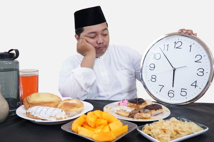 Pastikan untuk sahur dan berbuka tepat waktu sesuai dengan jadwal buka puasa. Kalau sampai terlambat, dampaknya bisa begitu berbahaya bagi tubuh. Foto: Repro kompas.com