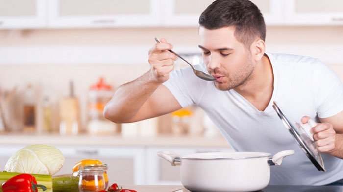 Mencicipi makanan di saat sedang berpuasa hukumnya makruh. Foto: Repro Google.com