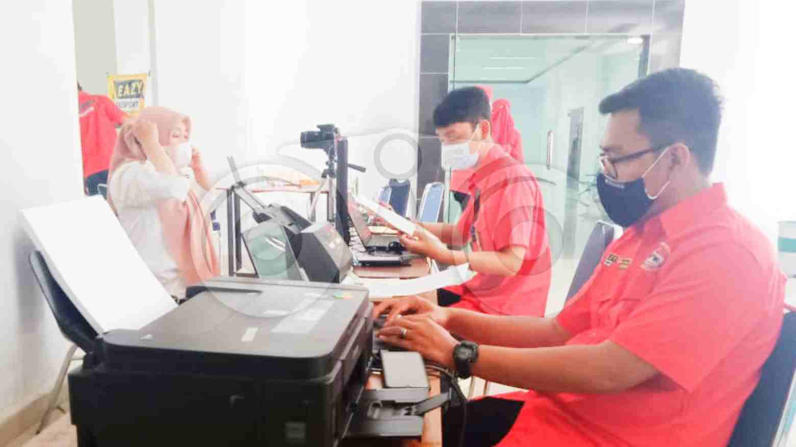 Staf Kantor Imigrasi Kelas I TPI Kendari, menginput data masyarakat yang hendak mengurus paspor di lantai dua Kantor Bupati Kolaka Utara. Foto: Muh. Risal/Telisik