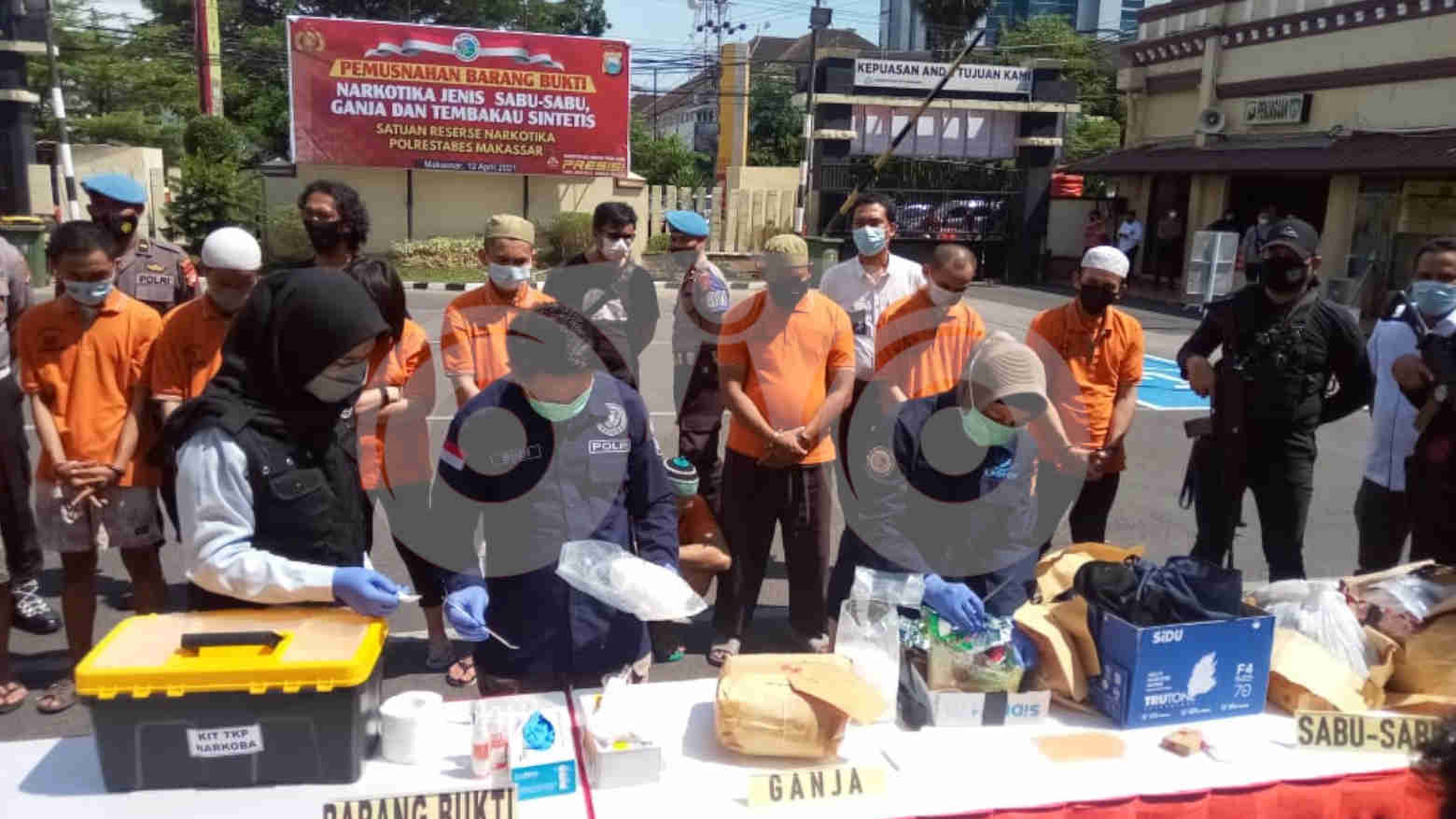Kapolrestabes Makassar bersama kejaksaan, BNNP Sulsel dan pihak pemerintah musnahkan 4 kg narkoba. Foto: Rezki Mas'ud/Telisik