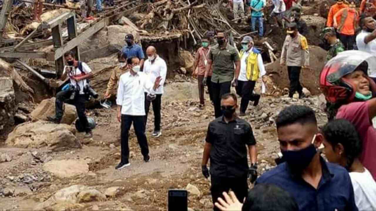 Presiden Jokowi tinjau lokasi bencan di Lembata NTT. Foto: Ist.