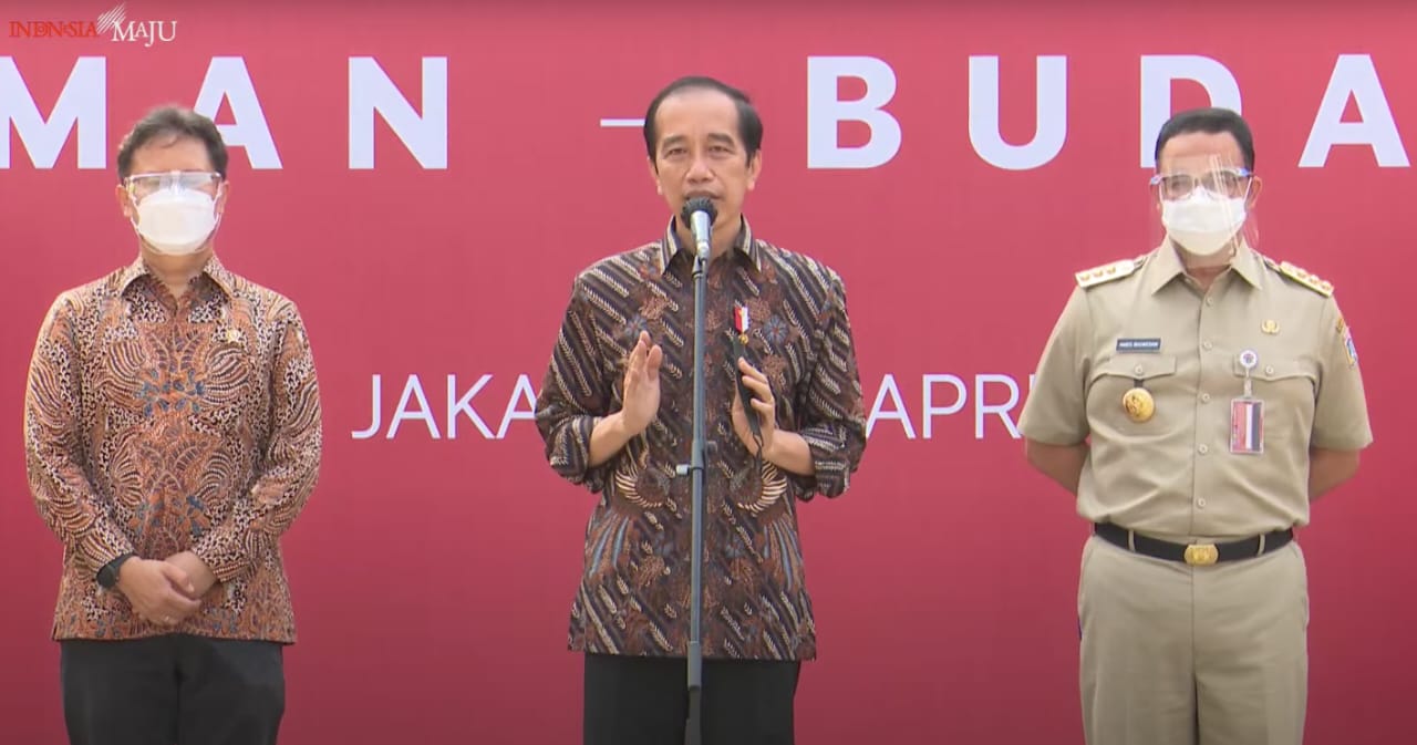 Presiden Jokowi diapik Menteri Kesehatan dan Gubernur DKI Jakarta. Foto: Ist.