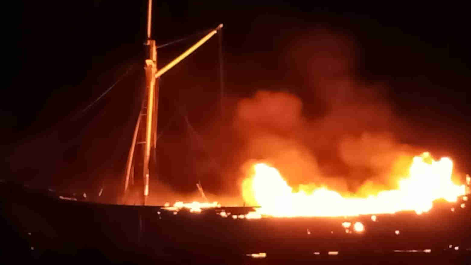 Kapal terbakar di perairan Towea. Foto: Ist.