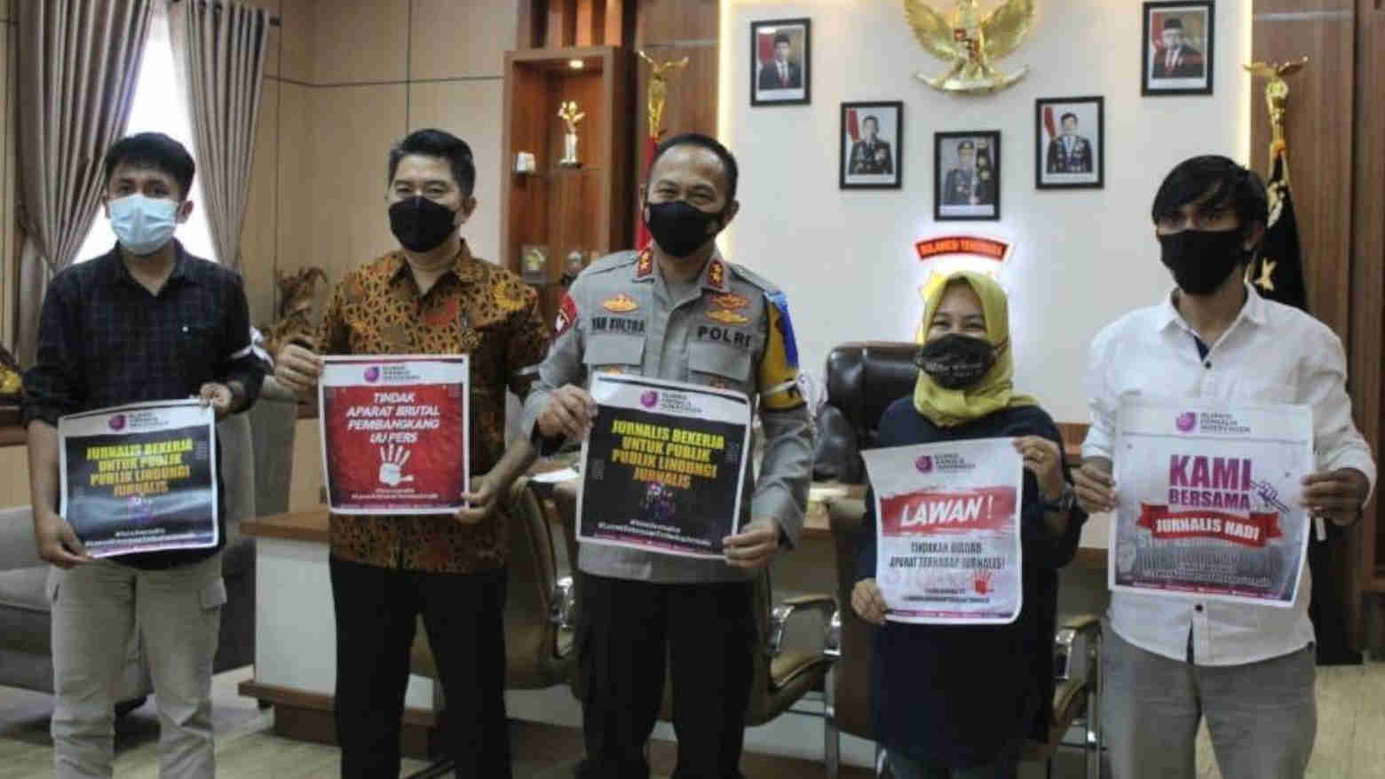 Kapolda Sultra, Irjen Pol Yan Sultra (tengah) bersama pengurus AJI Kendari. Foto: Ist.