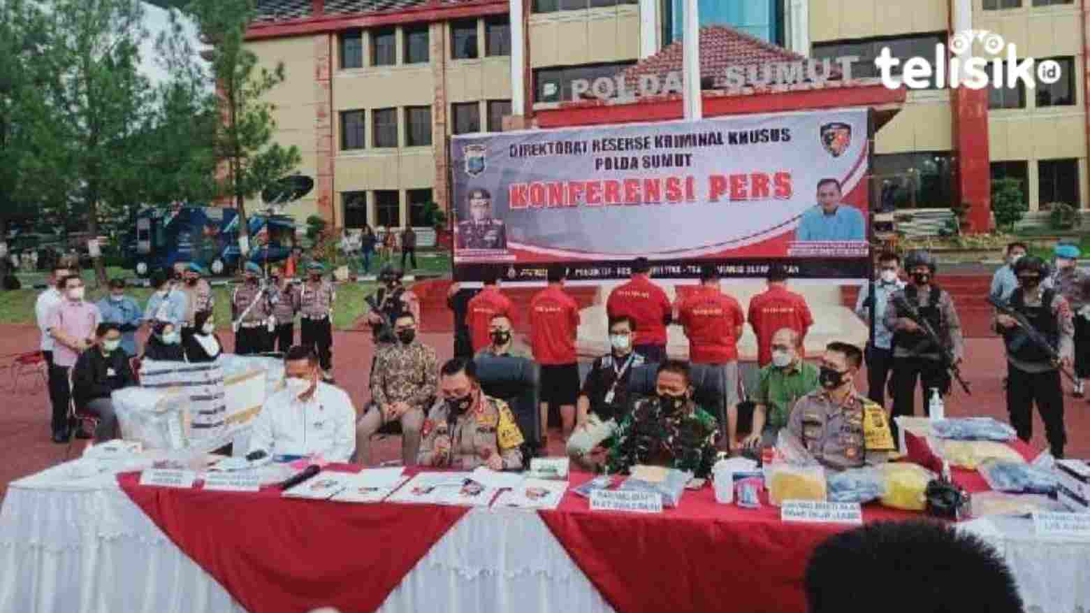 Lima tersangka saat konferensi pers di Polda Sumut. Foto: Ones Lawolo/Telisik