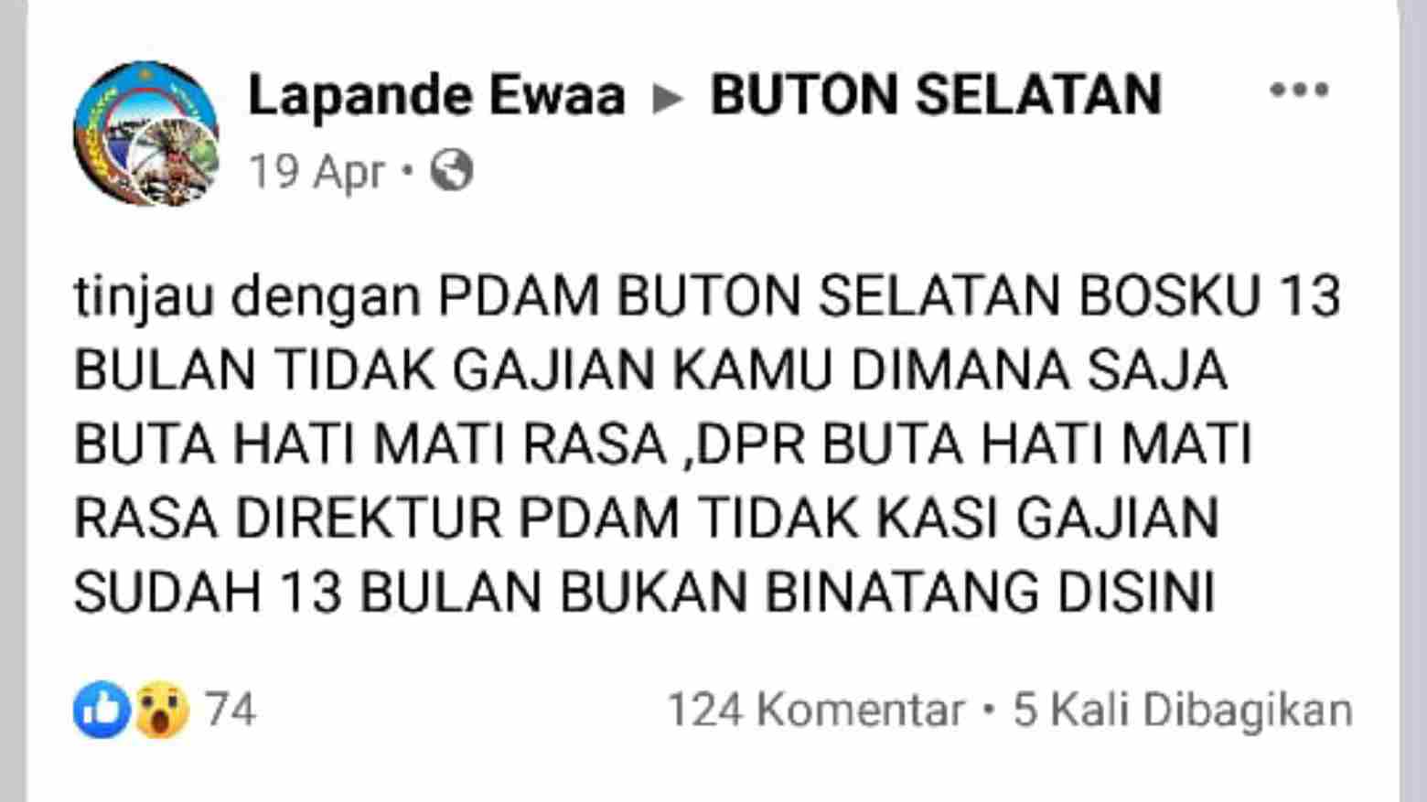 Unggahan Lapande Ewaa di laman Facebook yang meminta PDAM dan DPRD Buton Selatan membuka mata dan hati terkait gaji yang belum dibayarkan. Foto: Deni Djohan/Telisik