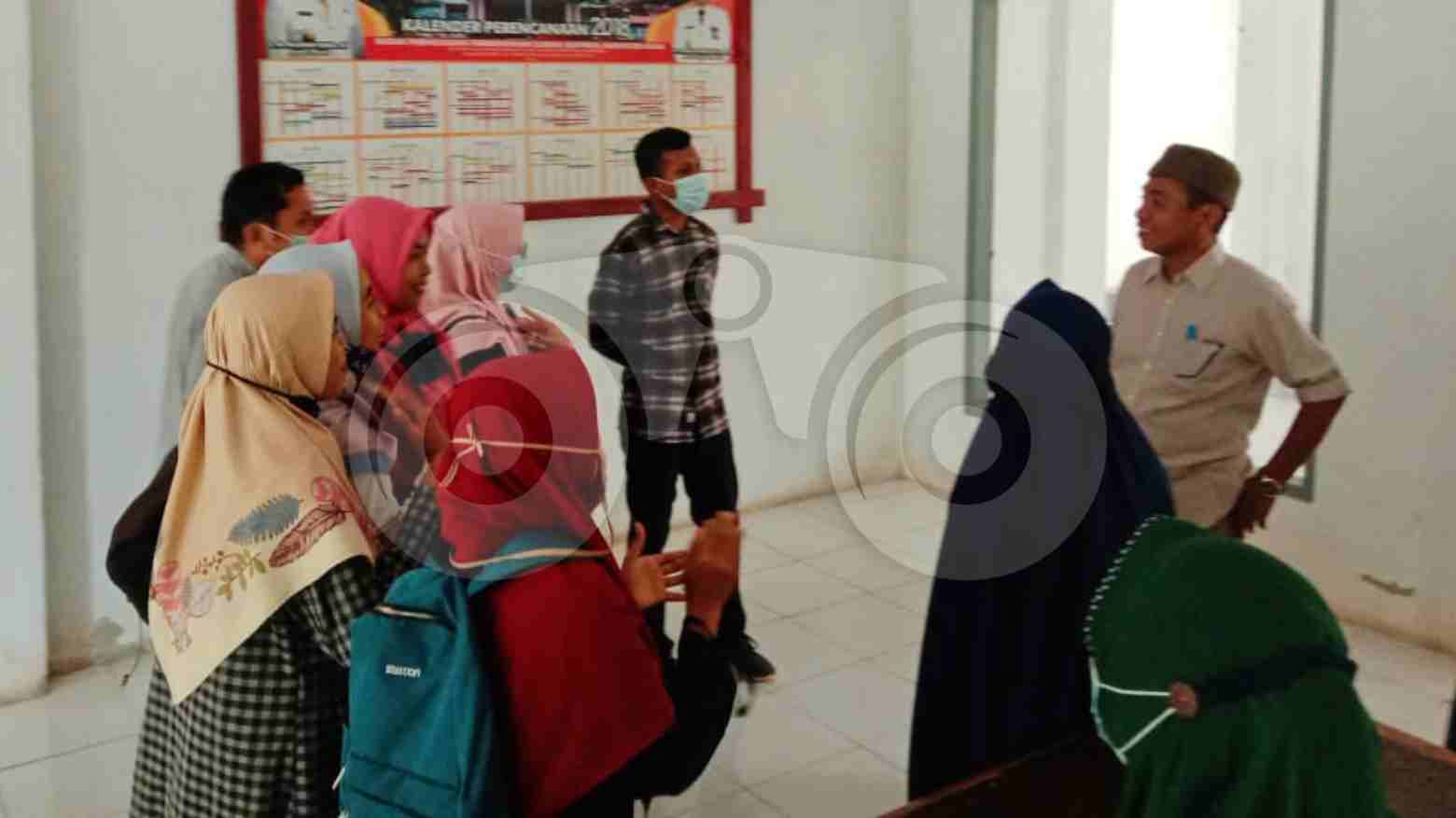 CASN yang belum mendapatkan NIP saat mengadu di DPRD. Foto: Sunaryo/Telisik