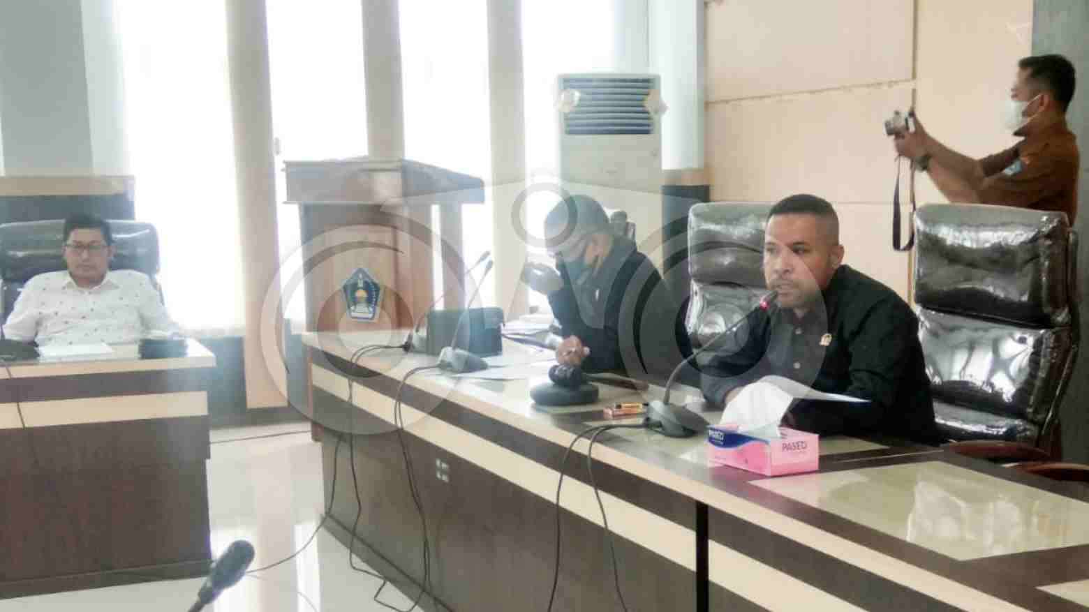 Ketua Komisi III, LM Rajab Jinik (kanan) saat memimpin hearing terkait dugaan pelanggaran Prokes Master Peace. Foto: Kardin/Telisik