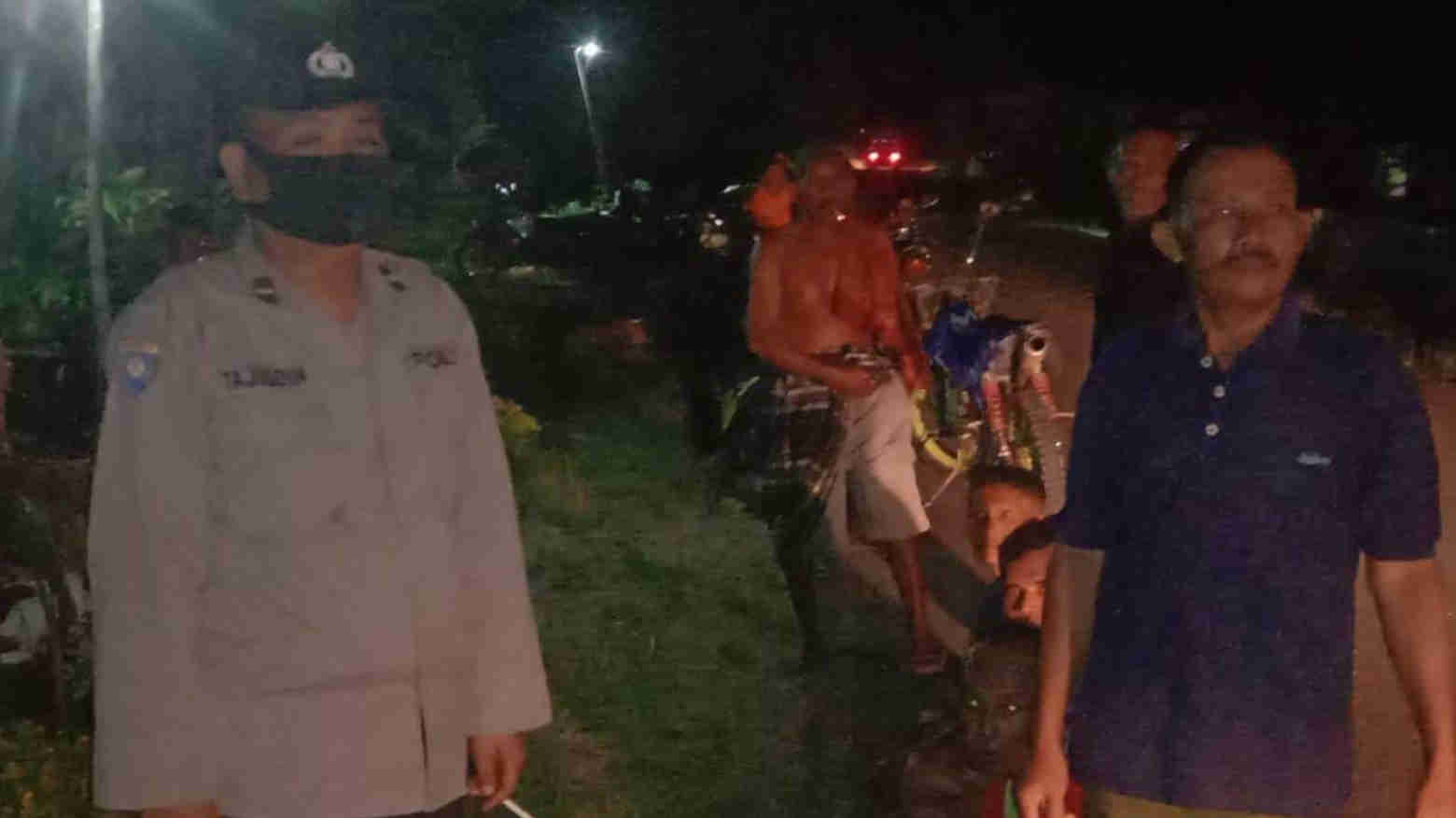 Polisi membantu mencari warga yang hilang. Foto: Ist.