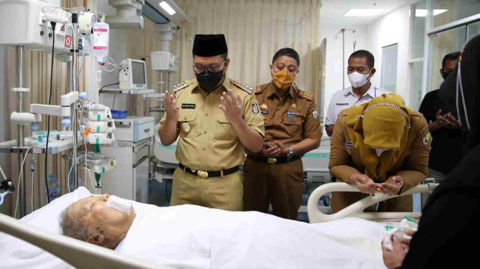 Wali Kota Makassar Moh Ramdhan Pomanto (Danny Pomanto) saat melayat jenazah almarhum mantan Wali Kota Makassar. Foto: Ist.