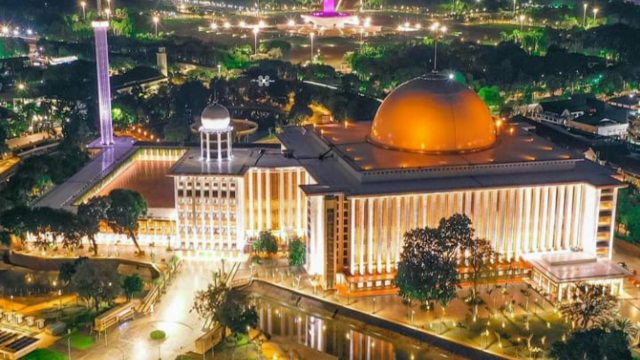 Suasana Masjid Istiqlal Jakarta di malam hari. Foto: Repro Alivikry