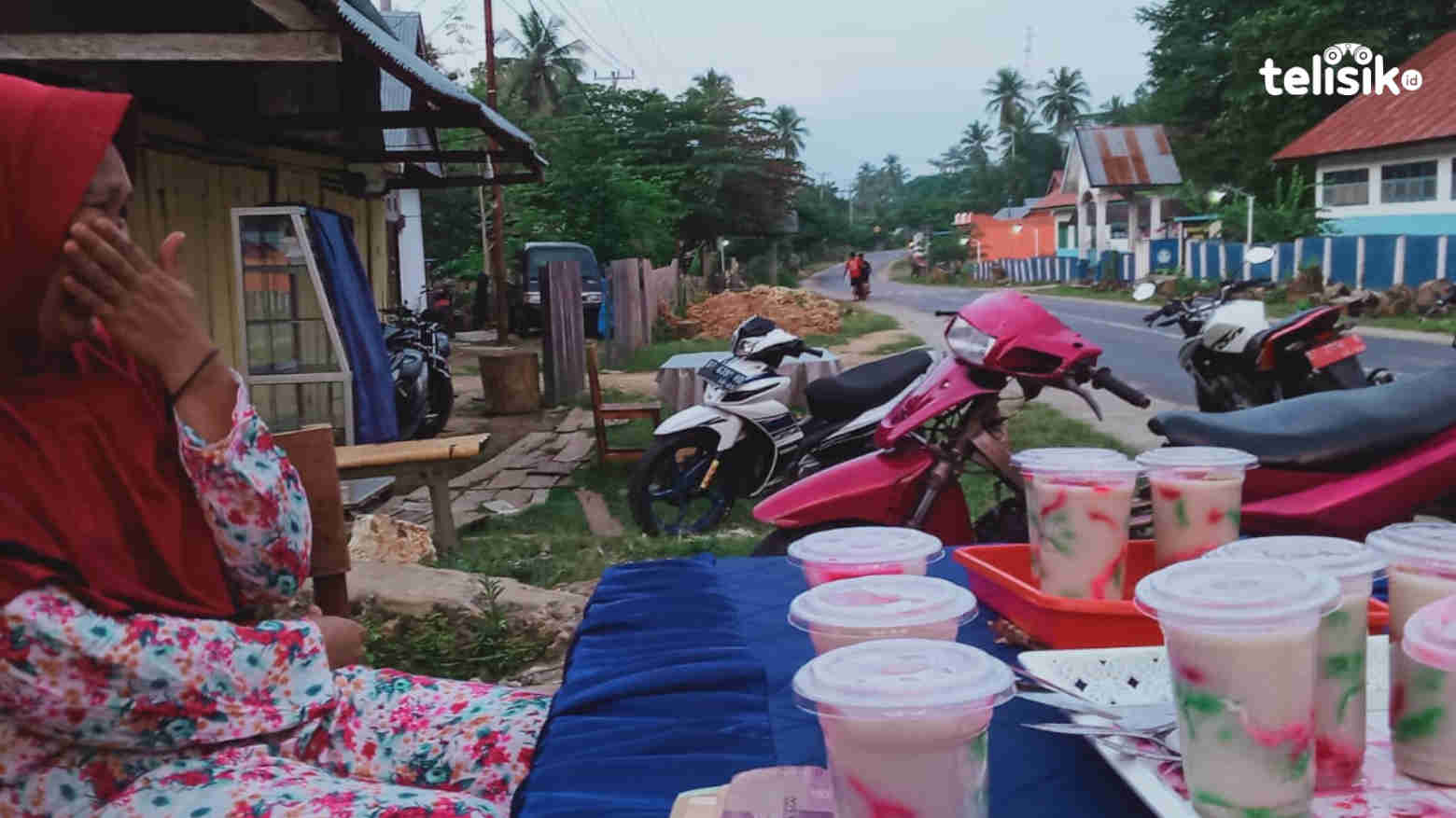 Salah satu penjual takjil es pisang ijo di pinggir jalan, saat menunggu pembeli. Foto: Laode Pialo/Telisik