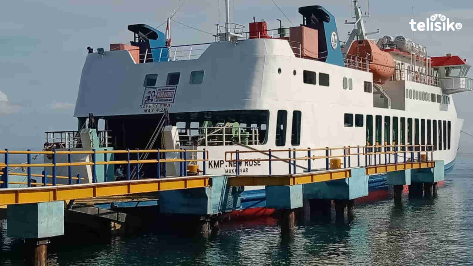 KMP New Rose saat berlabu di Pelabuhan Penyeberangan Tobaku, Desa Katoi, Kecamatan Katoi, Kolaka Utara. Foto: Muh. Risal/Telisik