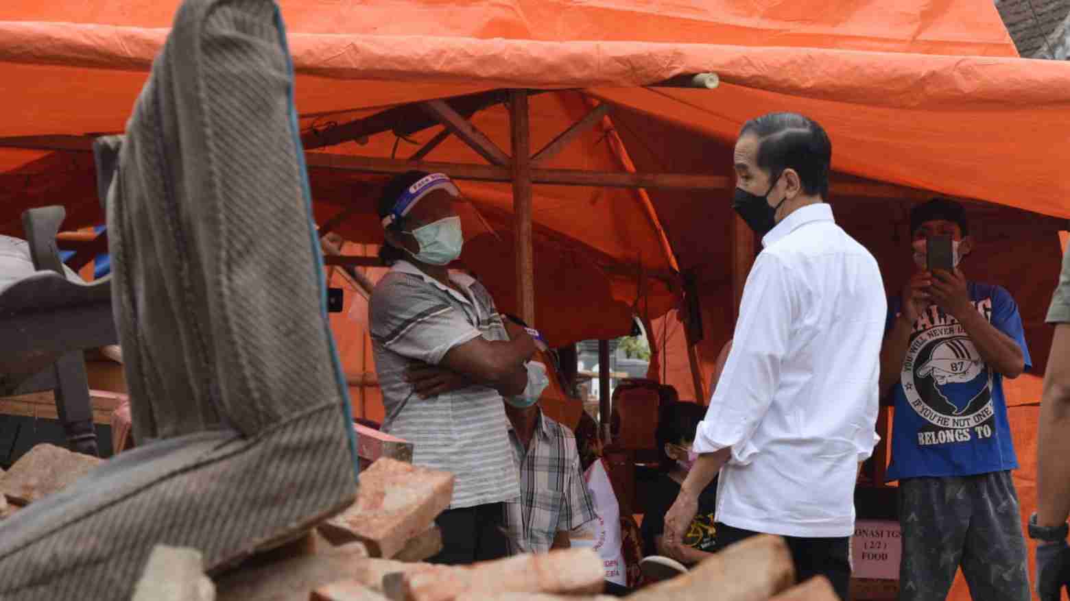 Presiden Jokowi saat tinjau lokasi terdampak gempa di Kabupaten Malang, Jatim. Foto: Ist.