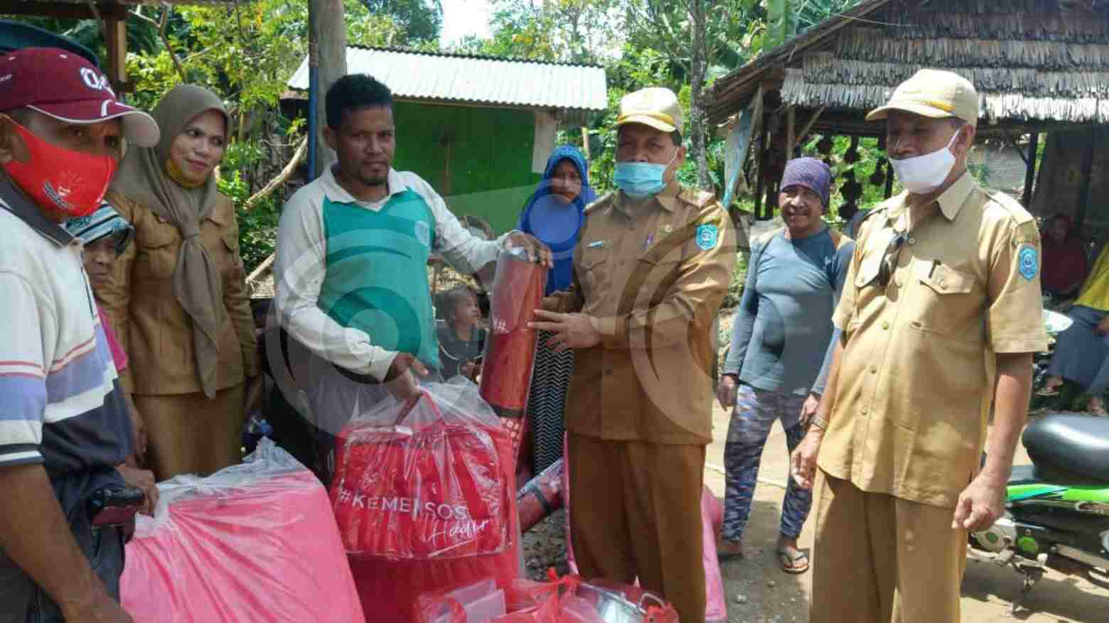 Kadis Sosial Buteng saat menyerahkan bantuan sosial. Foto: Mutarfin/Telisik