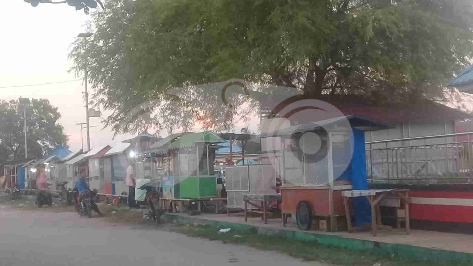 Penjual takjil yang sepi pembeli di Taman Matana Sorumba, Buteng. Foto: Mutarfin/ Telisik