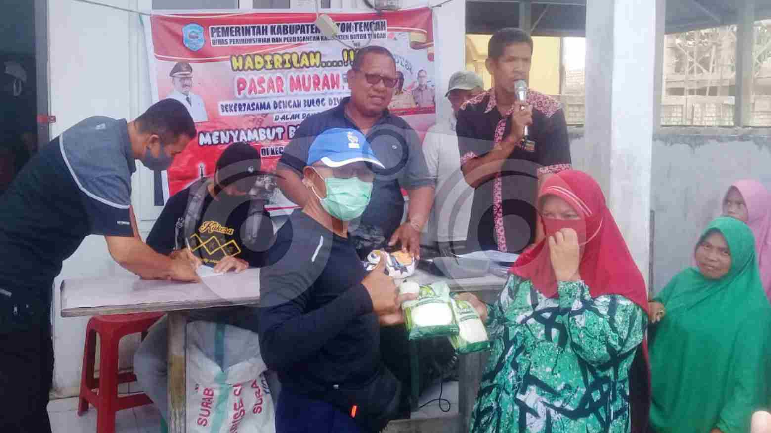 Kadis Perindag Buteng saat menggelar pasar murah. Foto: Mutarfin/Telisik