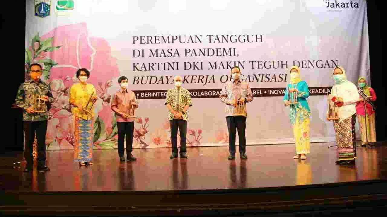 Anies bersama sejumlah pejabat kesehatan di DKI Jakarta memainkan angklung di acara peringatan Hari Kartini. Foto: Ist.