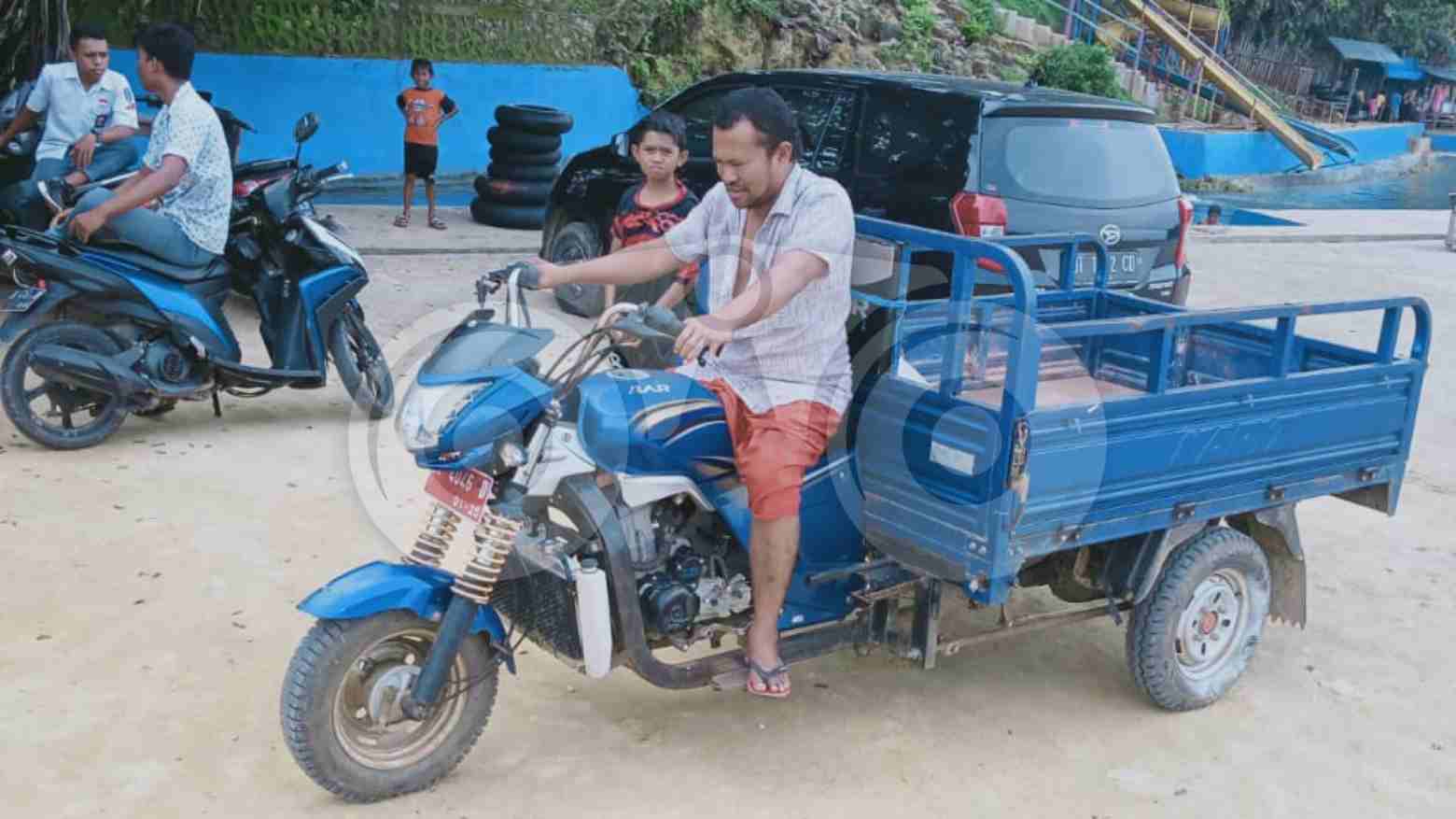 Dasri Sulawesi menggunakan motor pengangkut sampat di Topa. Foto: Sunaryo/Telisik