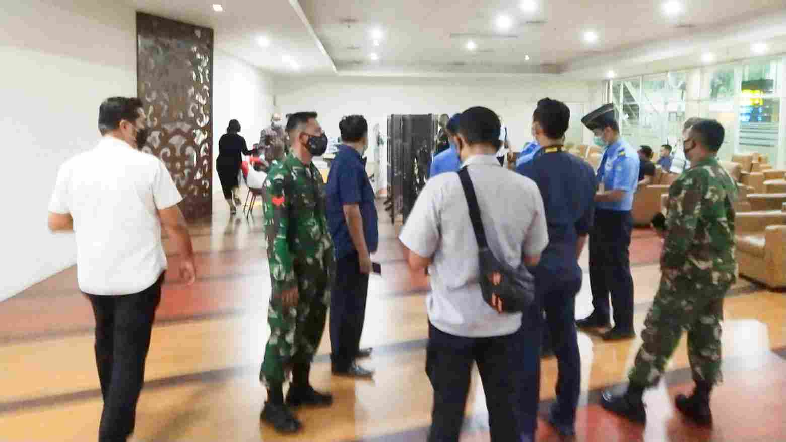 Polisi saat melakukan penggerebekan di ruangan layanan rapid test antigen di Bandara Kualanamu. Foto: Ist.