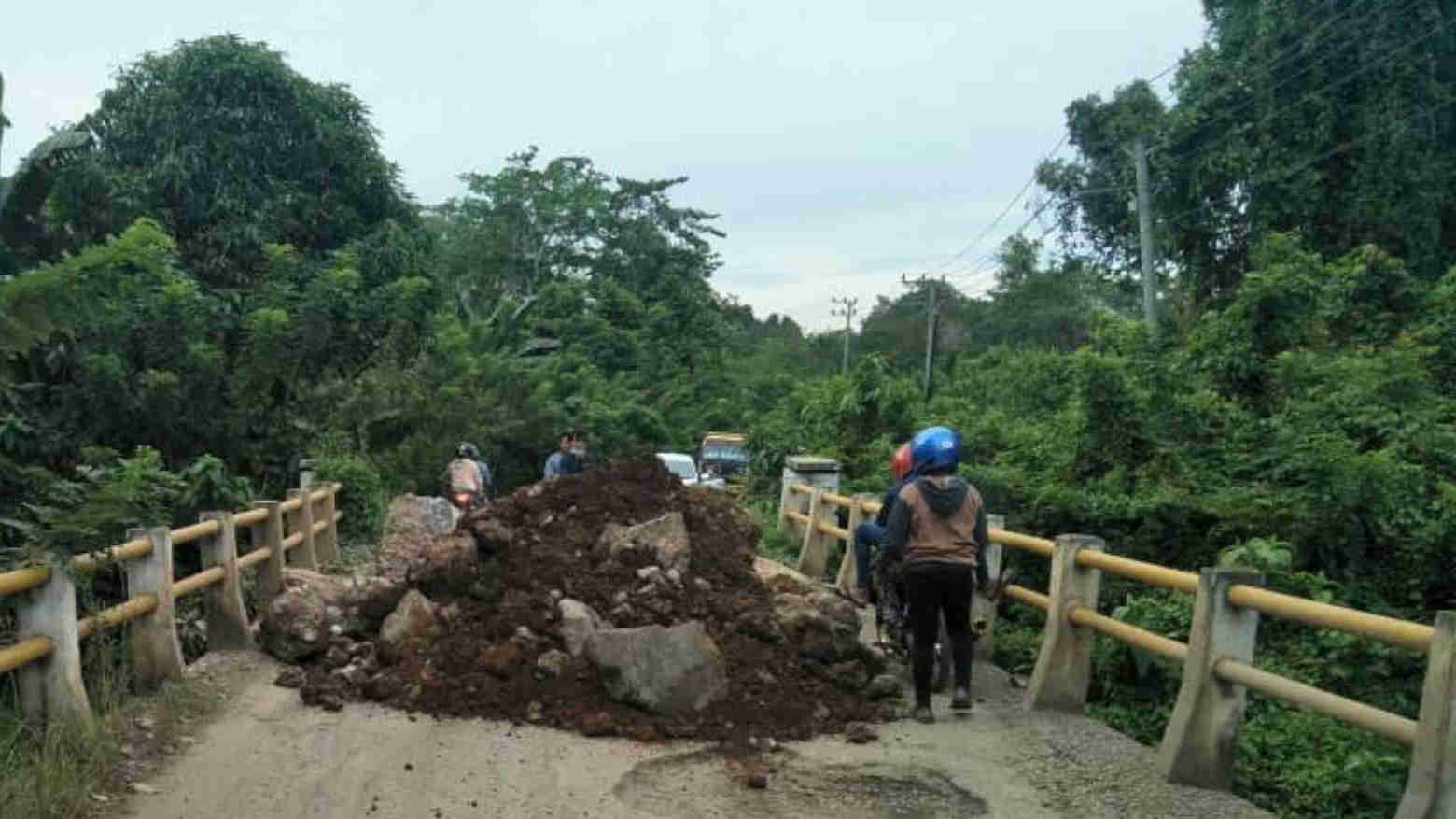 Aksi blokade jalan di Kelurahan Ngapaha, Kecamatan Tinanggea, Kabupaten Konawe Selatan. Foto: Ist.