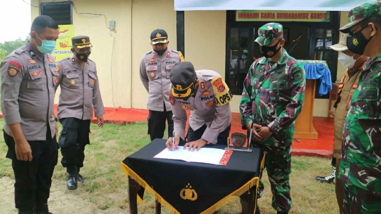 Kapolres Konawe AKBP Yudi Kristanto SIK saat meresmikan kantor Polsek Meluhu. Foto: Ist.