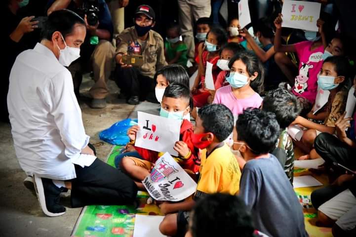 Presiden Jokowi saat menyapa anak-anak korban bencana di NTT. Foto: Ist.
