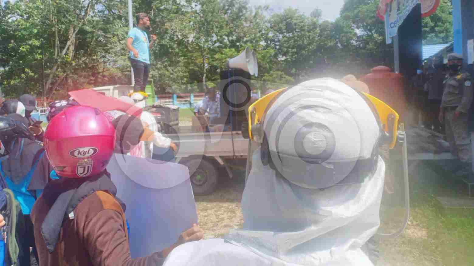 Puluhan nakes menuntut pembayaran insentif COVID-19 selama empat bulan. Foto: Muh. Surya Putra/Telisik