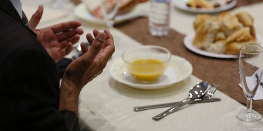 Ilustrasi makan sahur. Foto: Repro merdeka.com