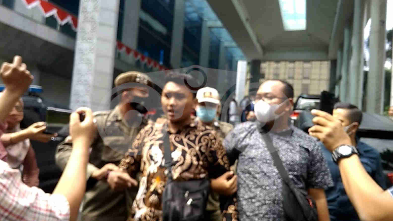 Seorang pria yang diamankan petugas keamanan di DPRD Sumut. Foto: Ones Lawolo/Telisik