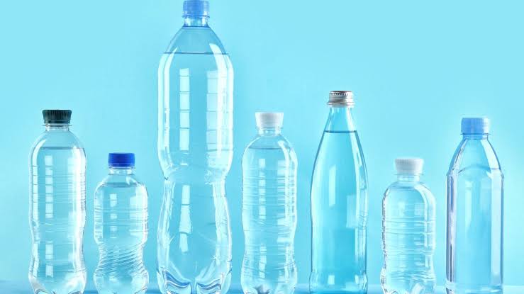 Air minum dalam kemasan dengan berbagai ukuran. Foto: Repro Klikdokter.com