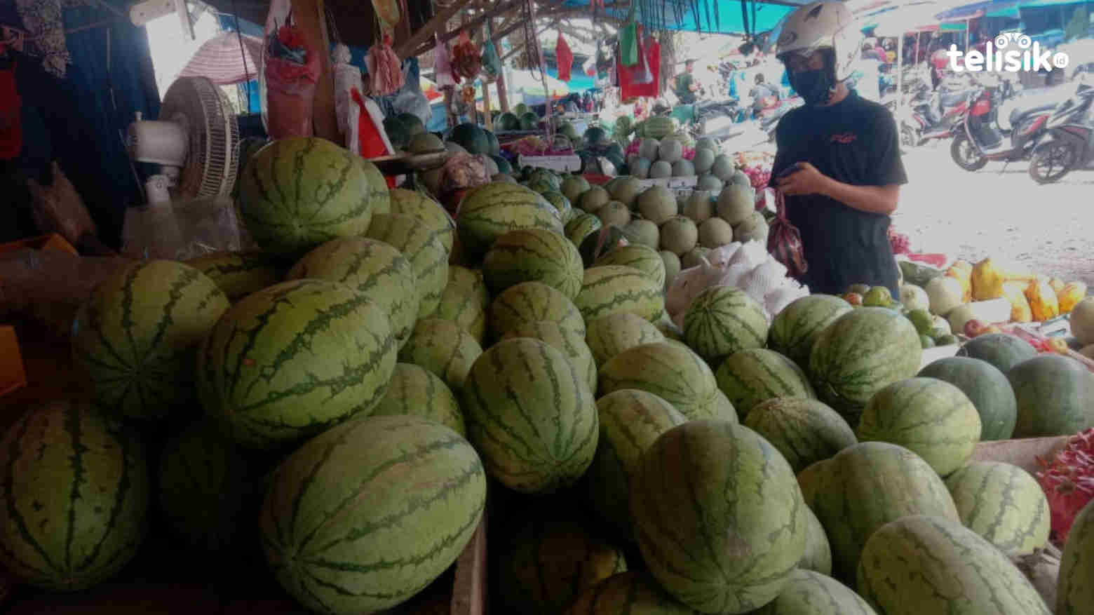 Pedagang buah semangka. Foto: Muh. Sabil/Telisik