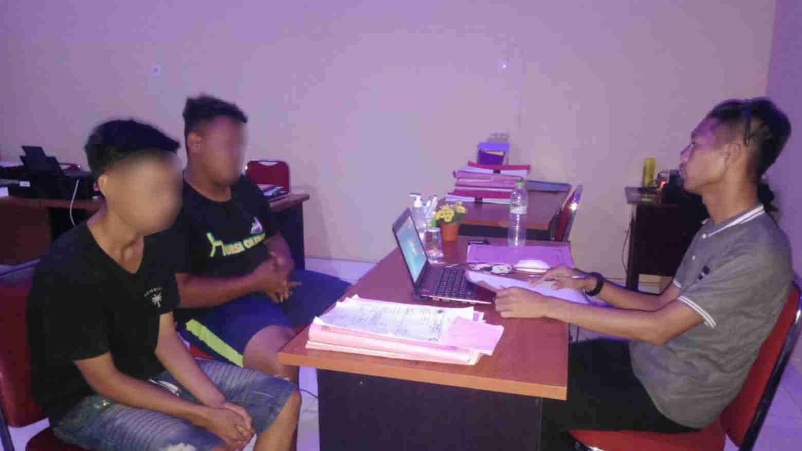 Kedua pelaku saat diperiksa penyidik Reskrim Polres Konawe. Foto: Ist