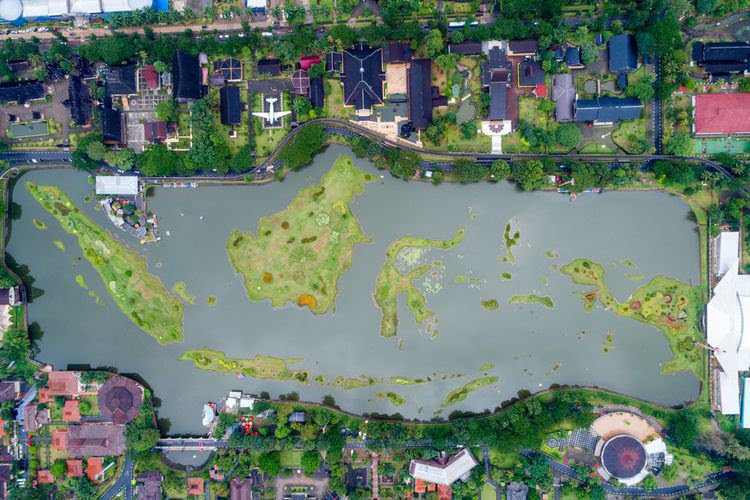Danau miniatur peta Indonesia di TMII yang dipotret dari udara. Foto: Repro Kompas