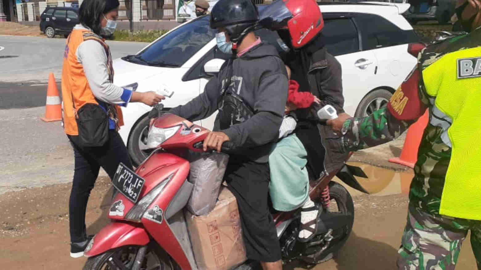 Tim Yustisi gabungan melakukan pemeriksaan suhu tubuh di perbatasan Puuwatu-Abeli Sawah. Foto: Ist.
