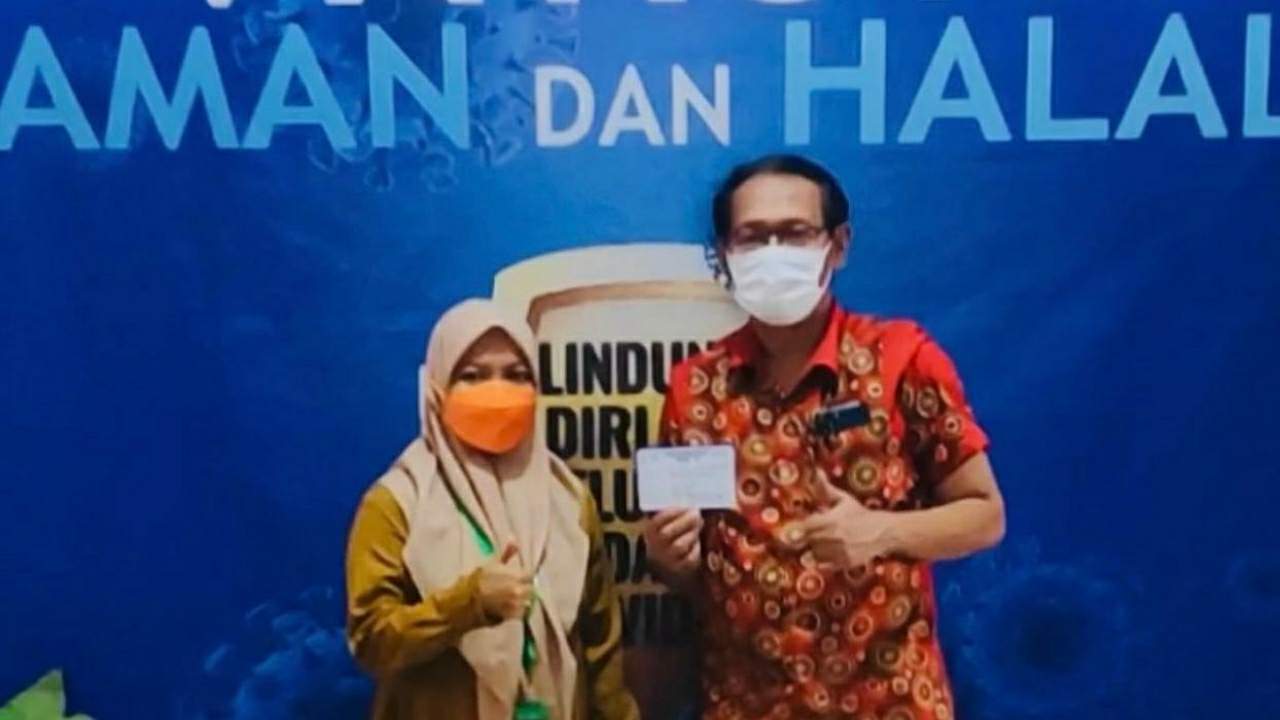 Jubir Satgas COVID-19 Sultra, Dokter Laode Rabiul Awal saat menjalani vaksinasi COVID-19. Foto: Ist.