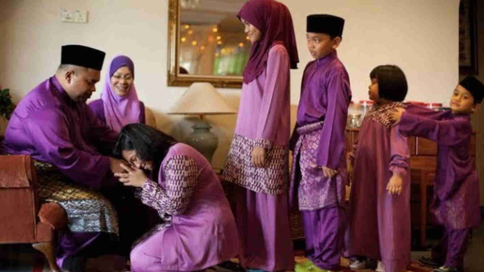 Ilustrasi sala satu tradisi sungkeman saat lebaran. Foto: Ist.