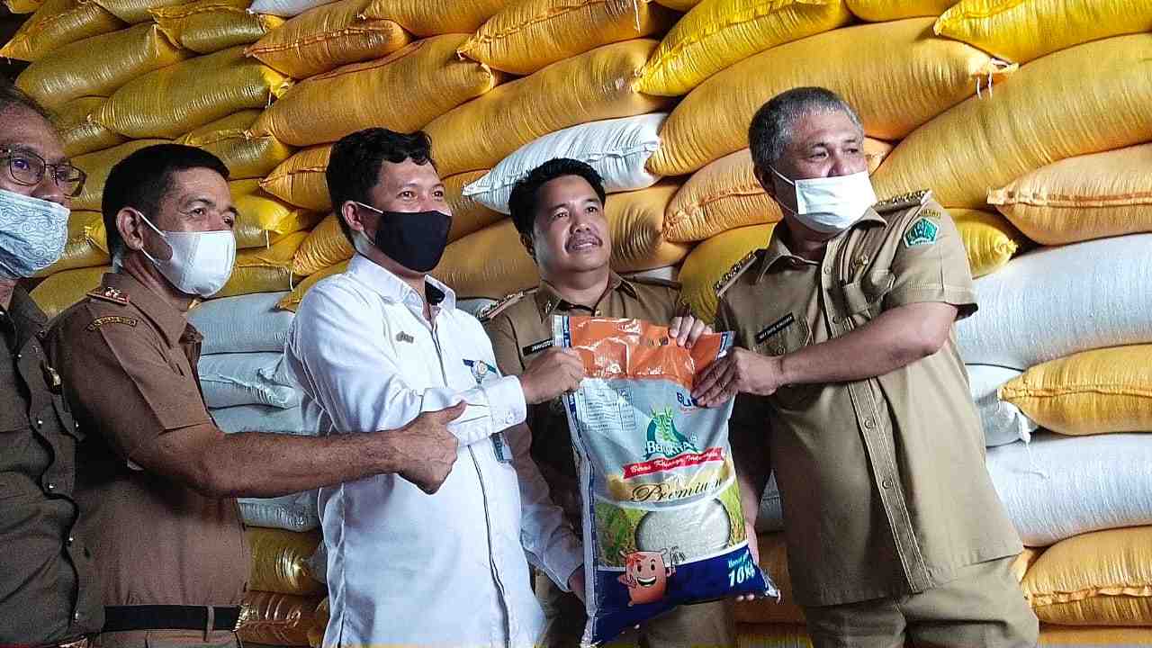 Bupati Konawe, Kery Saiful Konggoasa memamerkan hasil beras petani Konawe yang akan dikirim ke Sulut. Foto: Ist.