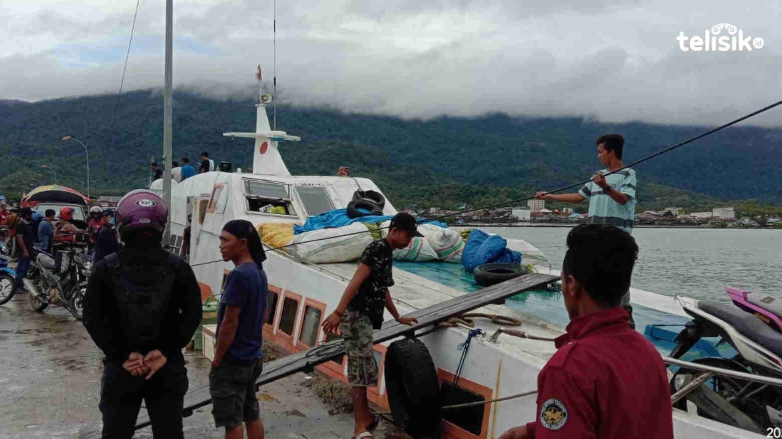 Kapal sumber poleang, saat Berlabuh di pelabuhan rakyat Kasipute. Foto: Hir/Telisik