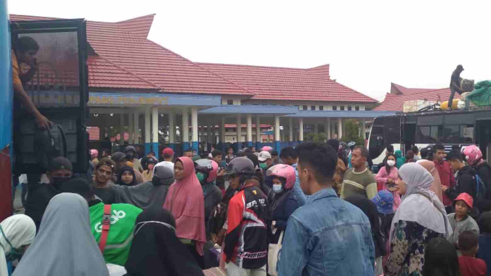 Suasana penumpang Damri di Terminal Baruga Kendari. Foto: Rizal/Telisik