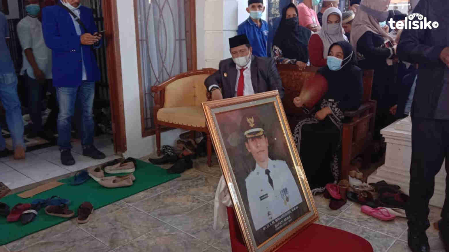 Bupati Muna, LM Rusman Emba saat beradai di rumah duka almarhum dr LM Baharuddin. Foto: Sunaryo/Telisik
