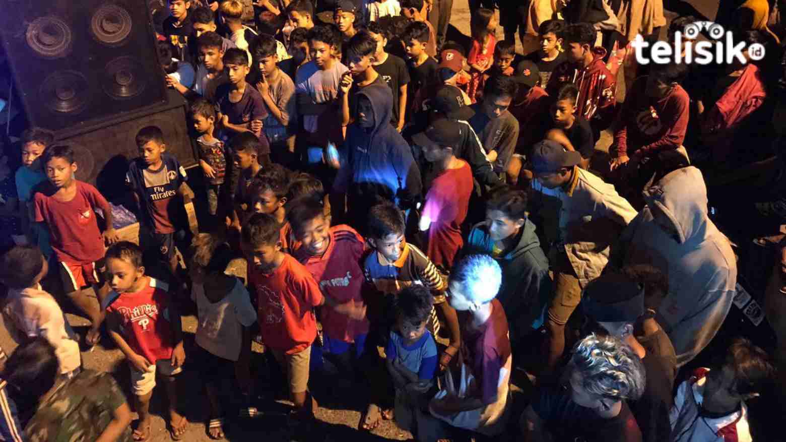 Warga memadati lokasi dimana para remaja Tomis menunjukkan kebolehannya untuk meramaikan sahur. Foto: Putri Wulandari/Telisik