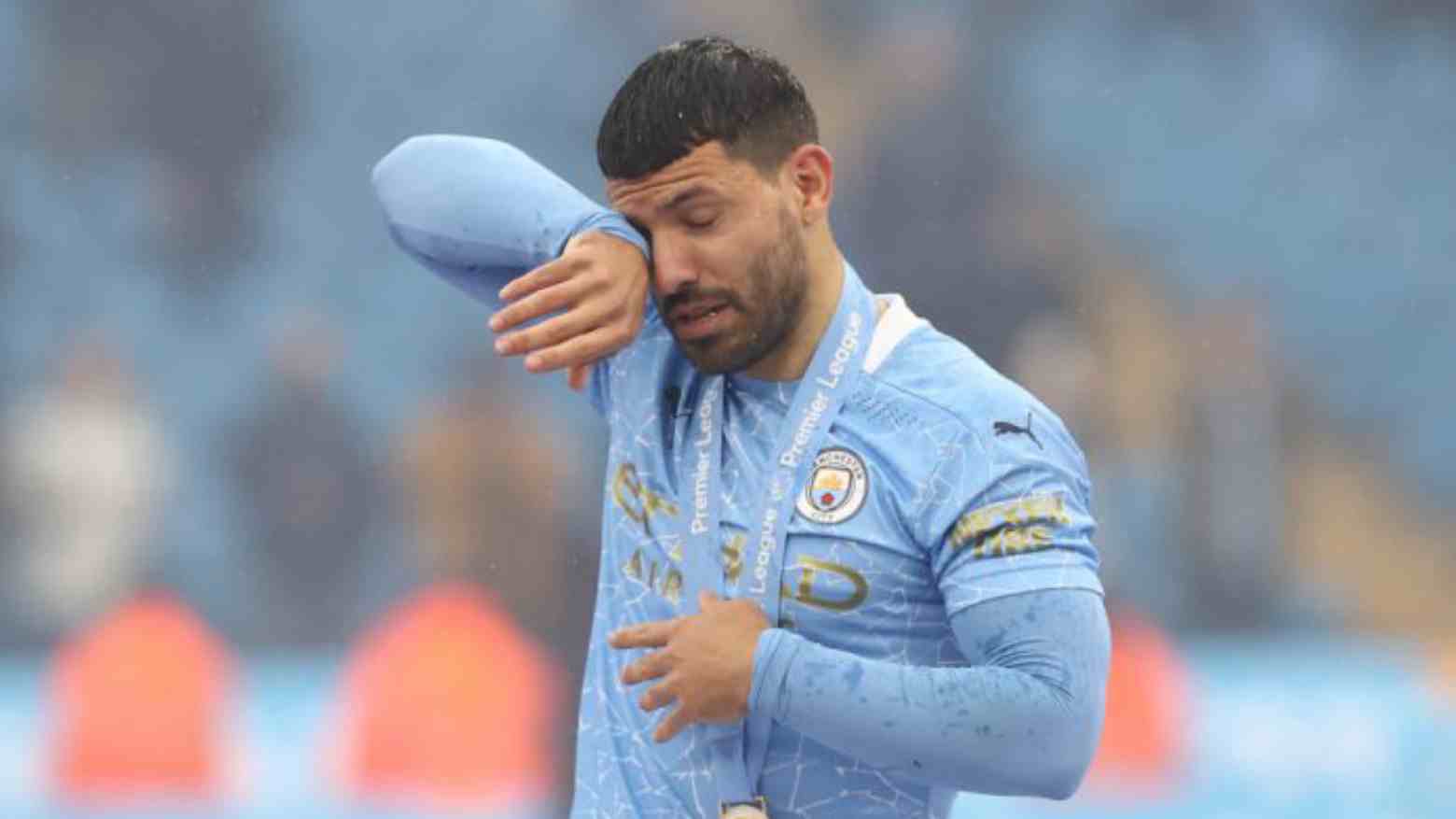 Sergio Aguero tak bisa menahan air matanya usai Man City dikalahkan Chelsea. Foto: Repro Newspapers